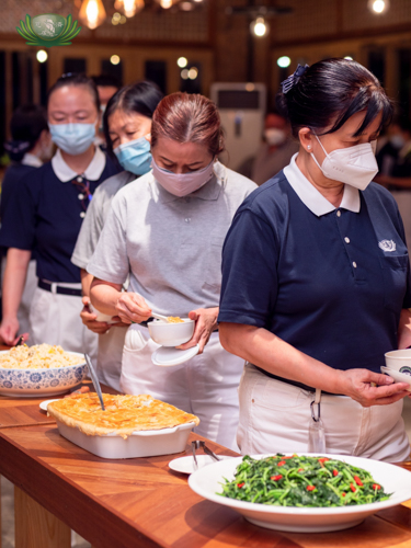 Volunteers feast on vegetarian dinner at the Mingtong 岷東 tea party. 【Photo by Daniel Lazar】