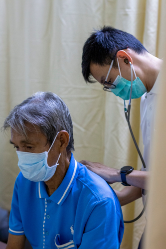 Dr. Stanley Chua leads the opening of Tzu Chi’s Acupuncture Clinic on December 11, 2023 at the Buddhist Tzu Chi Campus in Sta. Mesa, Manila. 【Photo by Harold Alzaga】