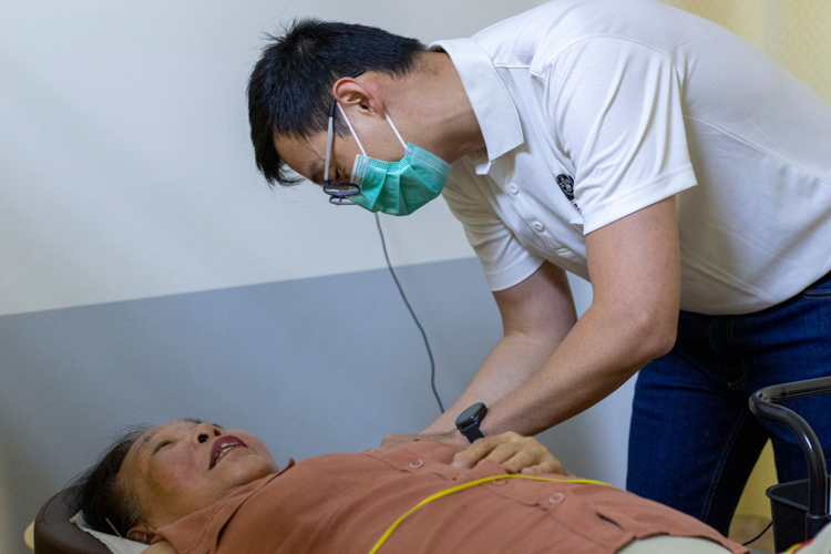 Dr. Stanley Chua, a graduate of medicine from the University of Santo Tomas with a year of Acupuncture training in Beijing, brings 14 years of acupuncture experience to the forefront. He is also certified in nutrition, anti-aging, functional medicine, and integrative medicine. 【Photo by Harold Alzaga】