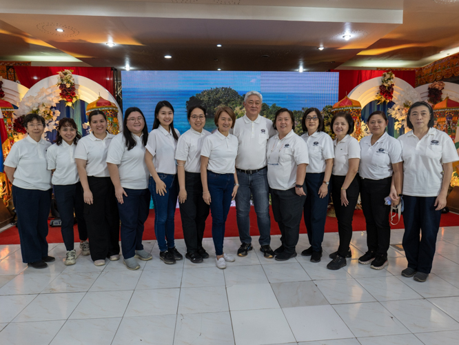 Volunteers and doctors from the Tzu Chi International Medical Association (TIMA) pose for a group photo. 【Photo by Jeaneal Dando】