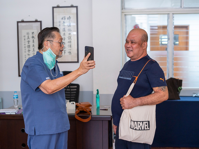 Dr. Chito Guzman gives medical advice to patient Jes Demontaño after his acupuncture session.【Photo by Harold Alzaga】