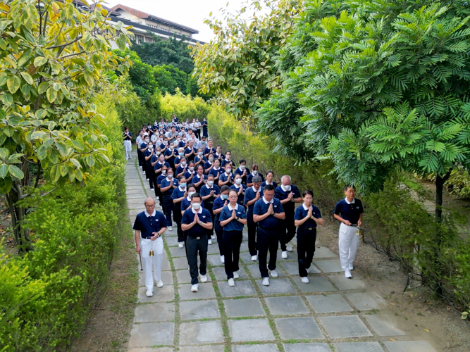 Tzu Chi volunteers start the Chinese New Year 2024 celebration with the 3 steps and 1 bow pilgrimage to the Jing Si Abode. 【Photo by Harold Alzaga】