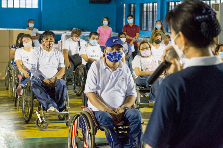 PWD listen to a Tzu Chi volunteer during a short presentation. 【Photo by Matt Serrano】