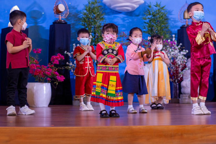 Students from the Tzu Chi Great Love Preschool Philippines don costumes and perform before an appreciative audience. 【Photo by Matt Serrano】