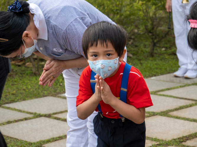 A youngster joins—and completes—the 3 steps and 1 bow ritual.  【Photo by Matt Serrano】