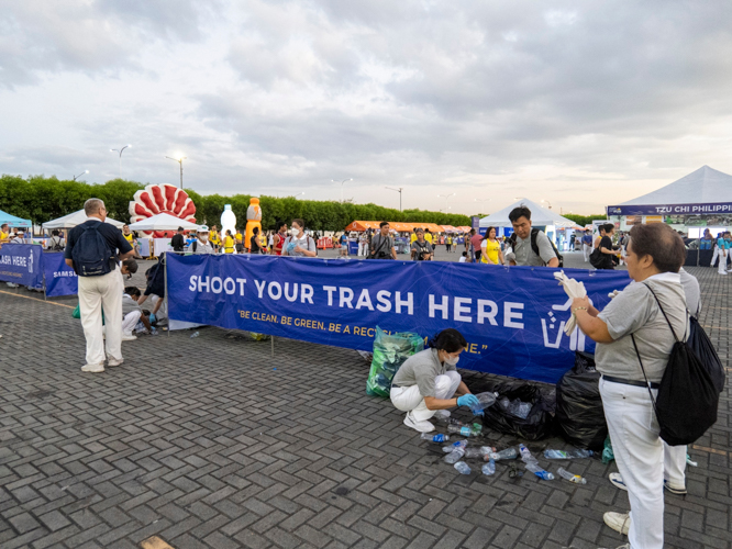 As advocacy partner of Runrio’s Galaxy Watch Earth Day Run, Tzu Chi volunteers set up trash bins in the area for runners to properly dispose of their garbage. The trash was later collected and brought to Tzu Chi’s recycling station. 【Photo by Matt Serrano】