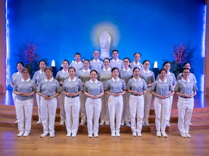 Seizing every moment: Joy Gatdula (second row, fourth from left) with volunteers in training in a moving-up ceremony held in March. 【Photo by Matt Serrano】