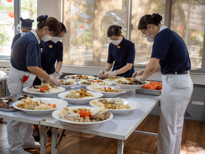 Tzu Chi volunteers covered all the bases in ensuring the Honorary Members Chinese New Year Get-Together would be an unforgettable experience. 【Photo by Matt Serrano】