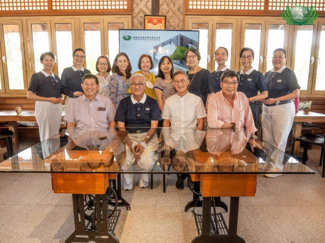 Tzu Chi executives and volunteers together with AKFI officials pose for a group photo at the BTCC café.【Photo by Kendrick Yacuan】