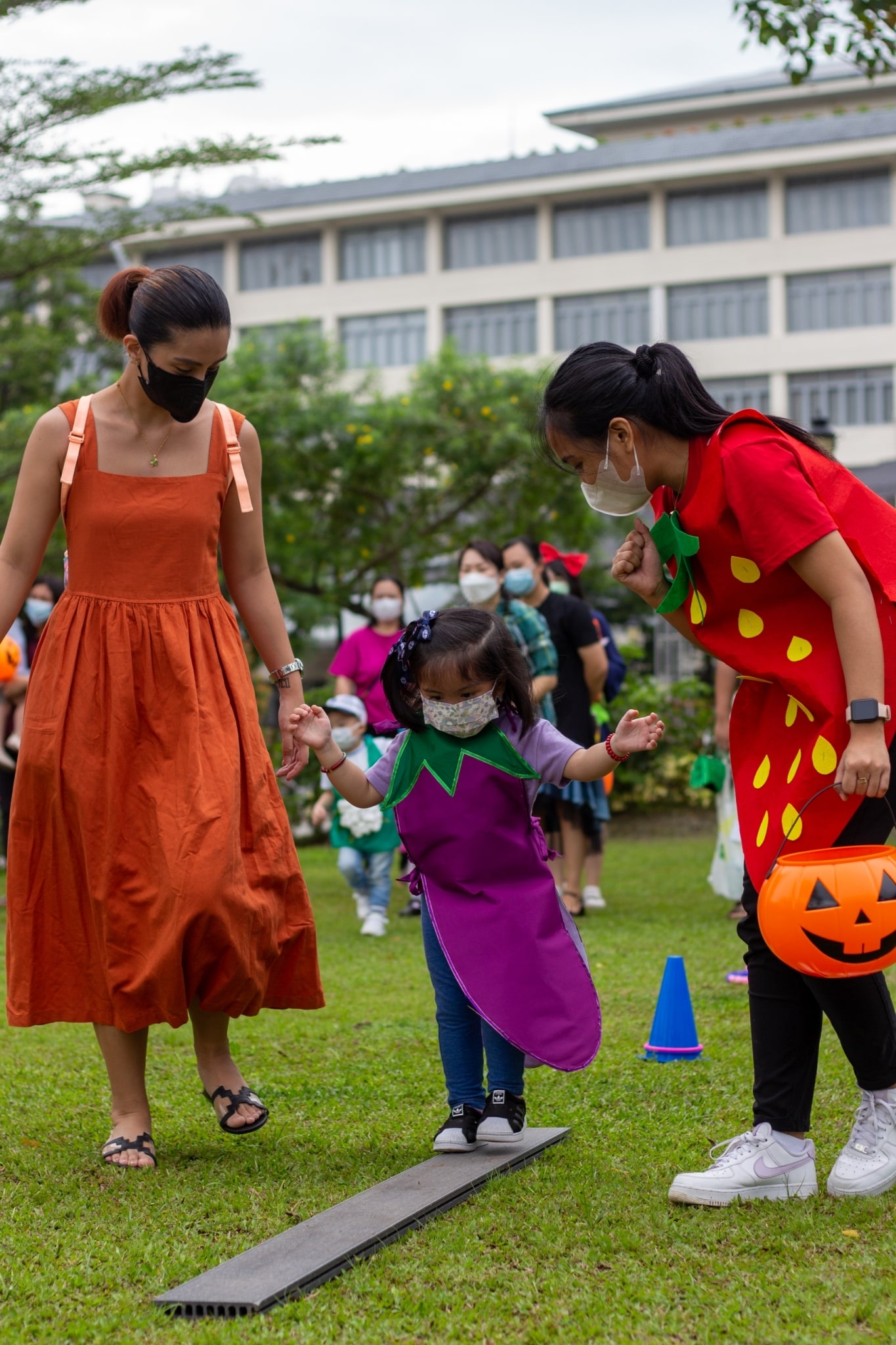 Students play a child-friendly obstacle course with guidance from parents and teachers. 【Photo by Jeaneal Dando】