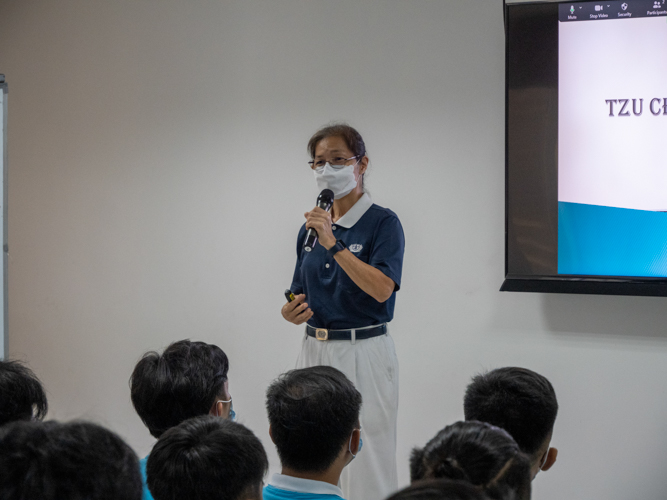 Tzu Chi volunteer Elvira Chua discusses the Ten Precepts. 【Photo by Harold Alzaga】