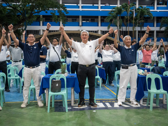 Tzu Chi Zamboanga Coordinator Dr. Anton Mari Lim, TIMA Head Dr. Jo Qua, and Tzu Chi Philippines CEO Henry Yuñez lead the medical mission volunteers in a group exercise. 【Photo by Matt Serrano】