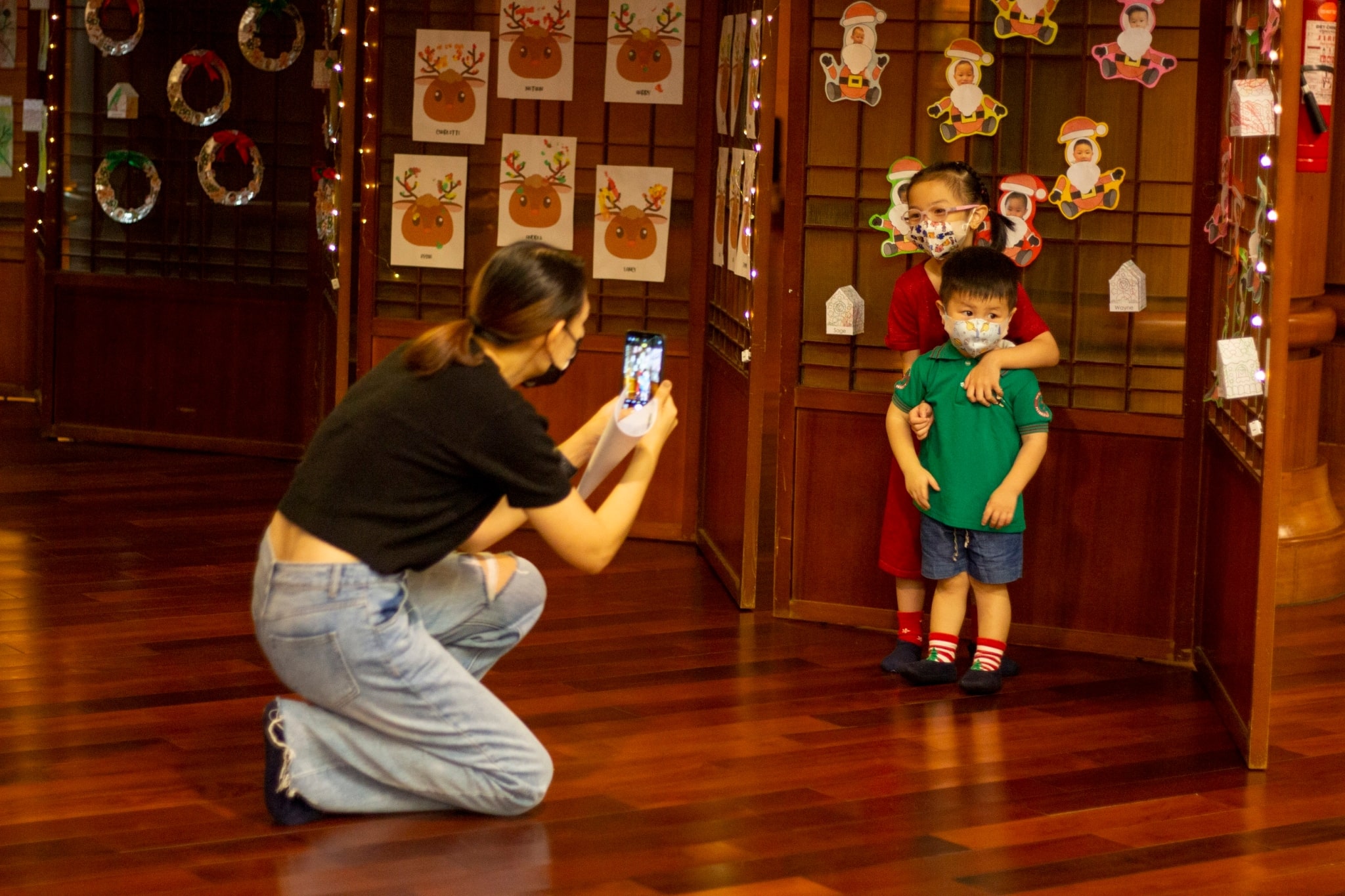 Guardian takes a photo of students with their art exhibit.【Photo by Matt Serrano】