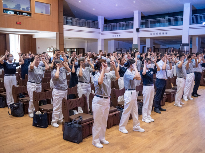 Tzu Chi volunteers perform the signed moves of the lively “Pulling the Ox Cart” song. 【Photo by Matt Serrano】