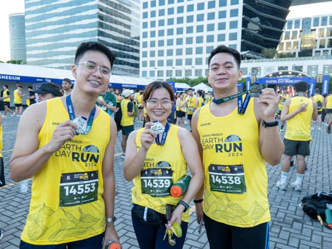 Over 60 Tzu Chi volunteers participated in this year’s Galaxy Watch Earth Day Run organized by Runrio. Here, some of them proudly display their finisher medals. 【Photo by Matt Serrano】