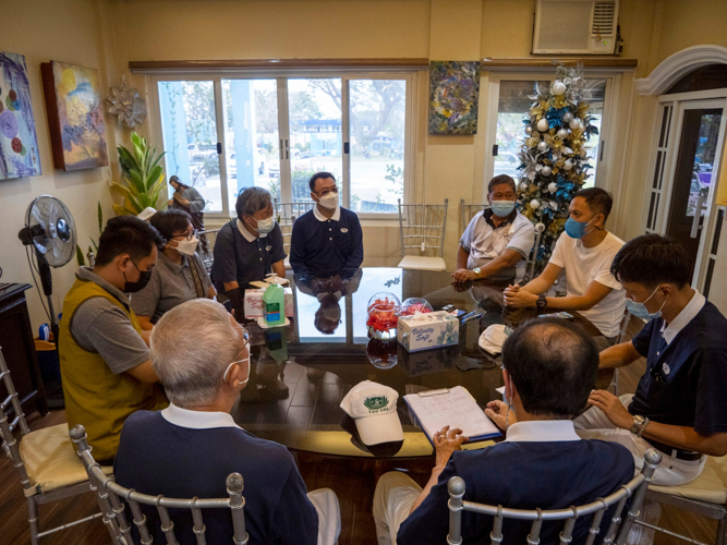 Volunteers pay a courtesy call to Dingalan Mayor Shierwin Taay (in white shirt and blue facemask). 【Photo by Harold Alzaga】