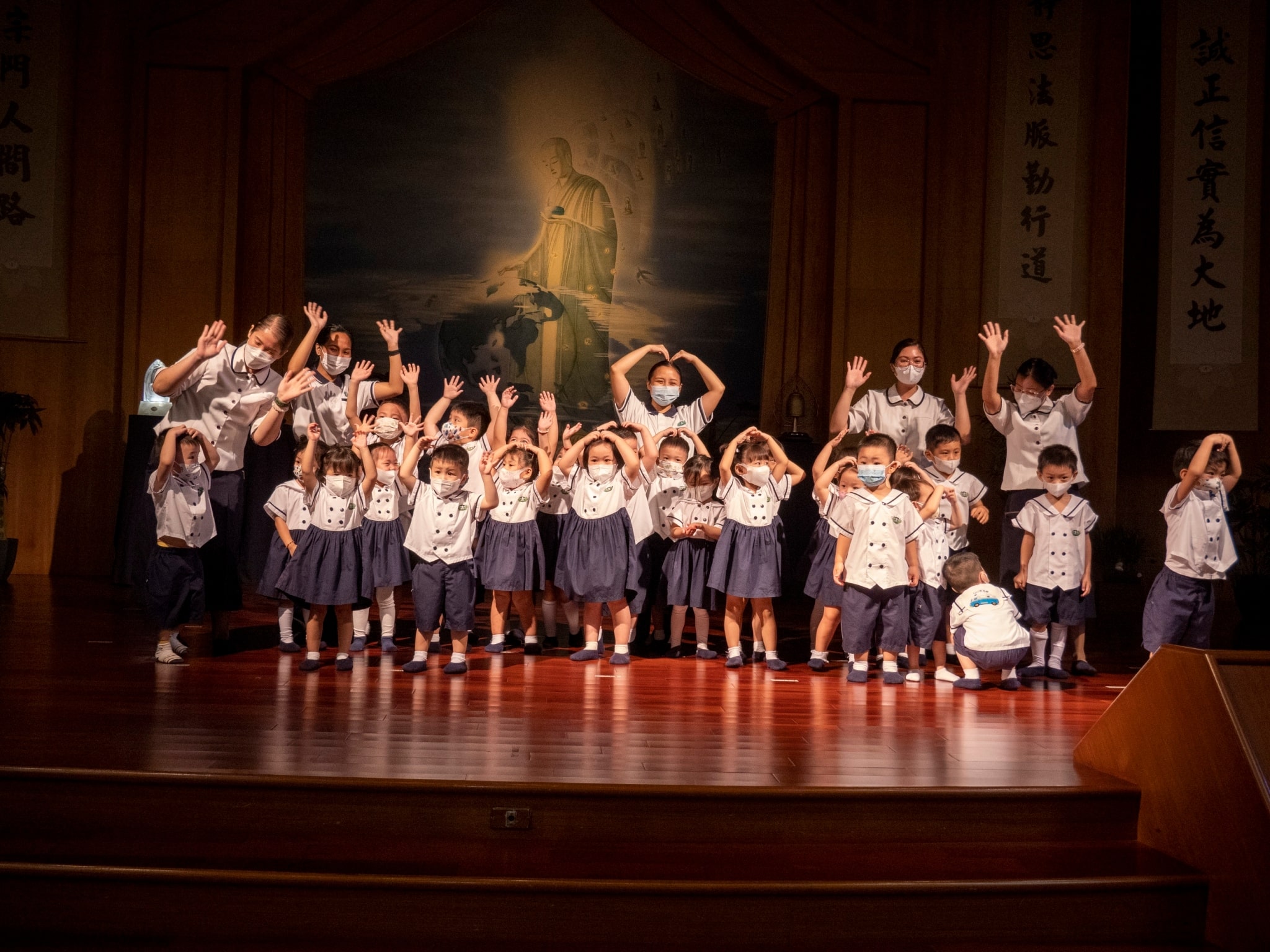 Preschool students performed the song “Mama, I love you” to express gratitude to their mother. 【Photo by Matt Serrano】