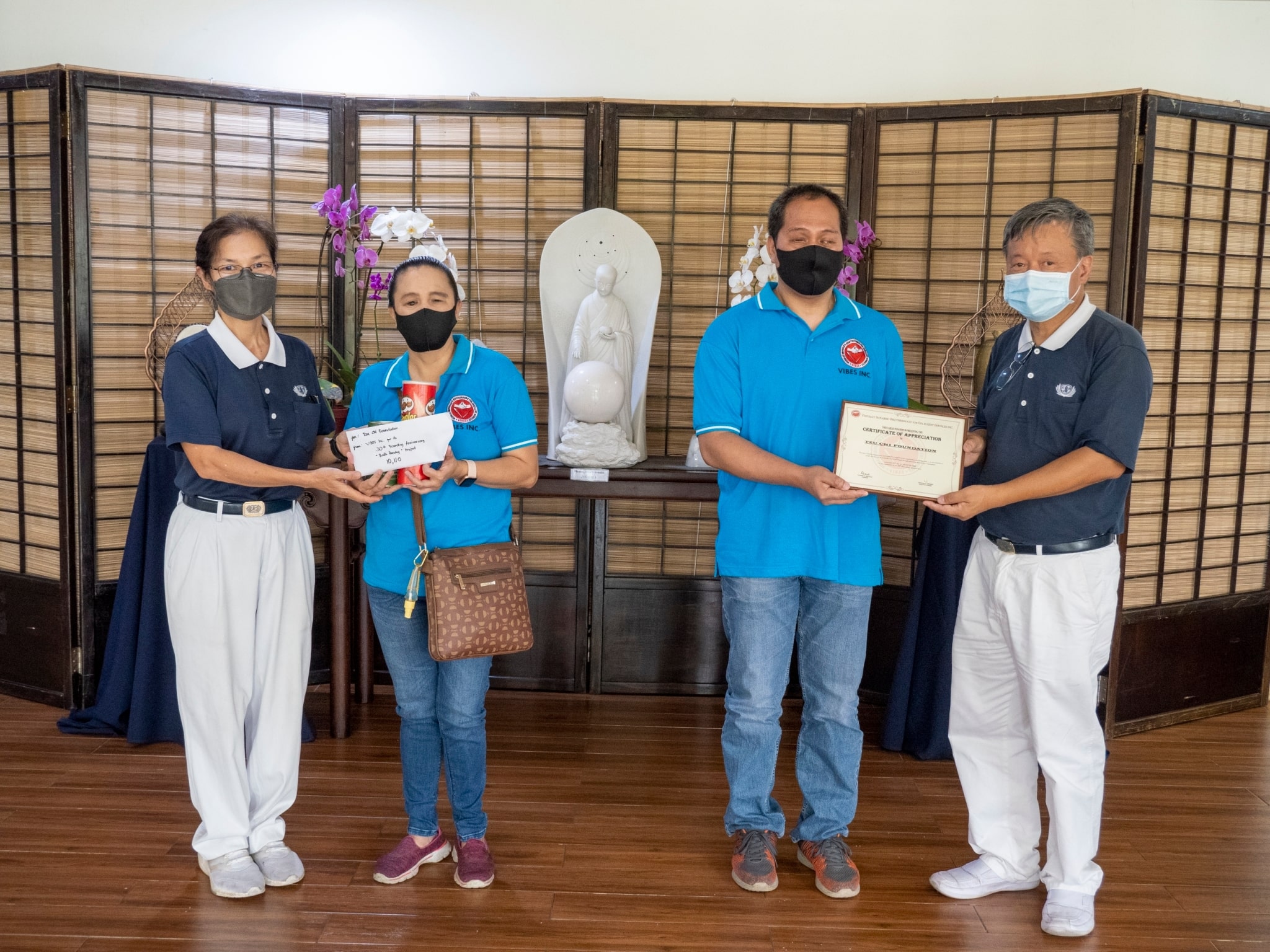 Volunteers Elvira Chua (first from left) and Johnny Kwok (first from right) receive the cash pledge and plaque of appreciation from VIBES officers Criselda Valderrama (second from left) and Lorenzo Jimeno (second from right).【Photo by Matt Serrano】