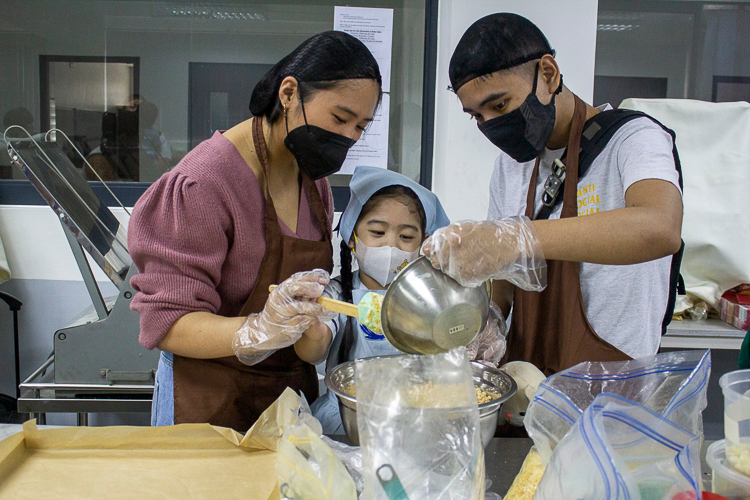 The bake sale serves as a bonding experience for students and their families.【Photo by Matt Serrano】