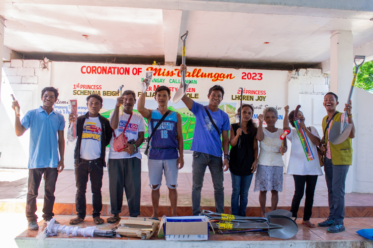 Barangay representatives are thrilled to receive construction and farming tools from Tzu Chi. 【Photo by Marella Saldonido】
