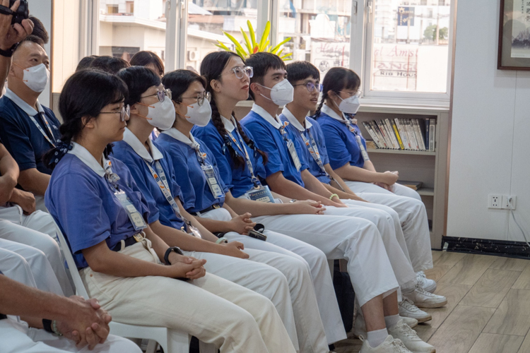 Among the volunteers of the dental mission were Tzu Chi Youth from Taiwan.