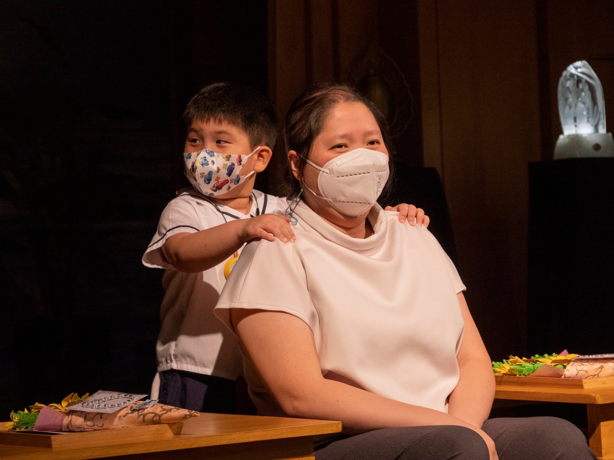 Preschool students invite their mothers to the stage and present them with flowers, cards, and a back massage. 【Photo by Matt Serrano】