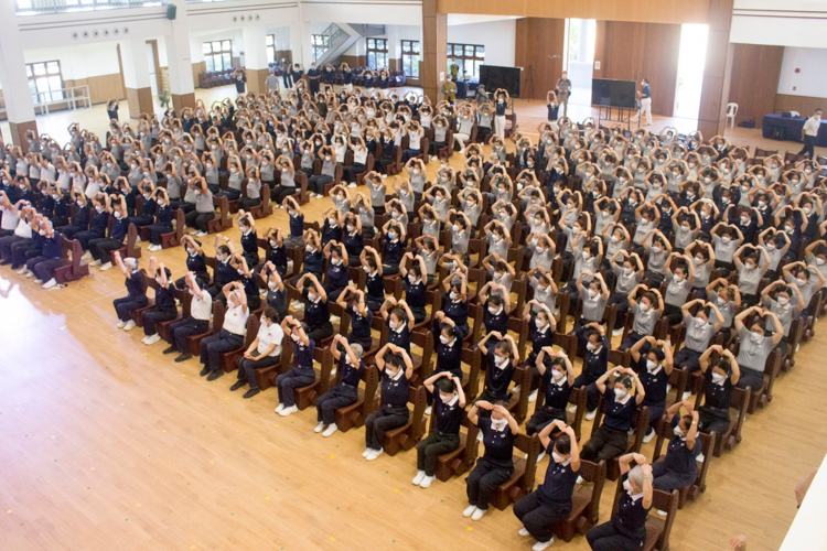 “We love you!” cheered volunteers in unison in a video recording to Master Cheng Yen. They placed their hands on their head to form the shape of a heart. 【Photo by Matt Serrano】
