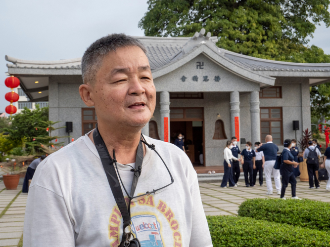 Paying respect to Buddha was what William So thought about as he performed the 3 steps and 1 bow barefoot. “It was a good experience and I didn’t have a hard time,” says the father of Jeslynn Cayleen Co So, a longtime Tzui Chi scholar studying at Chiang Kai Shek College.【Photo by Matt Serrano】