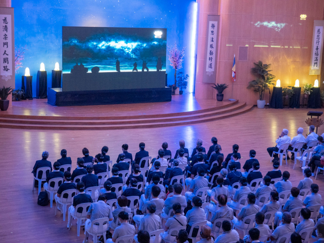 Despite the inclement weather, guests that included Buddhist monks, members of various temples, students, and Tzu Chi volunteers attended the sutra adaptation when it was livestreamed on July 29 and 30 at the Jing Si Auditorium. 【Photo by Daniel Lazar】