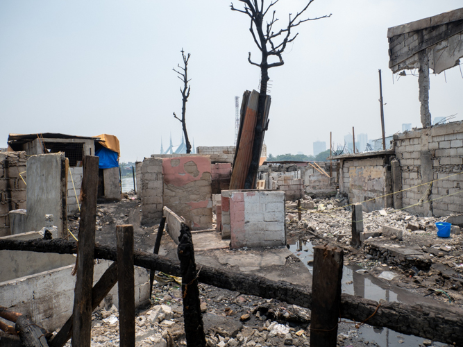 A photo of what remains of the fire scene in Brgy. 649, Baseco, Manila. 【Photo by Jeaneal Dando】