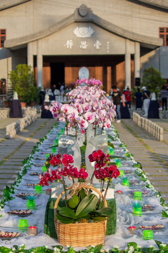 The long Buddha Bathing tables are adorned with crystal Buddhas and flesh flowers.