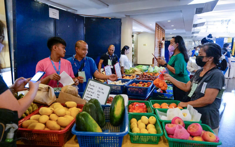 Fresh farm produce from Tanging Yaman Foundation is also up for grabs in the fair. 【Photo by Marella Saldonido】