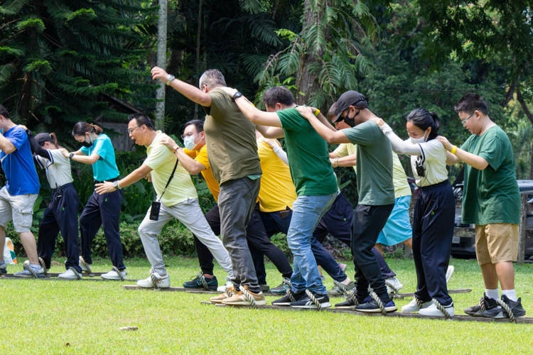 In this obstacle course game, teams have to walk in a synchronized manner to test balance, speed, and oneness in action. 【Photo by Marella Saldonido】