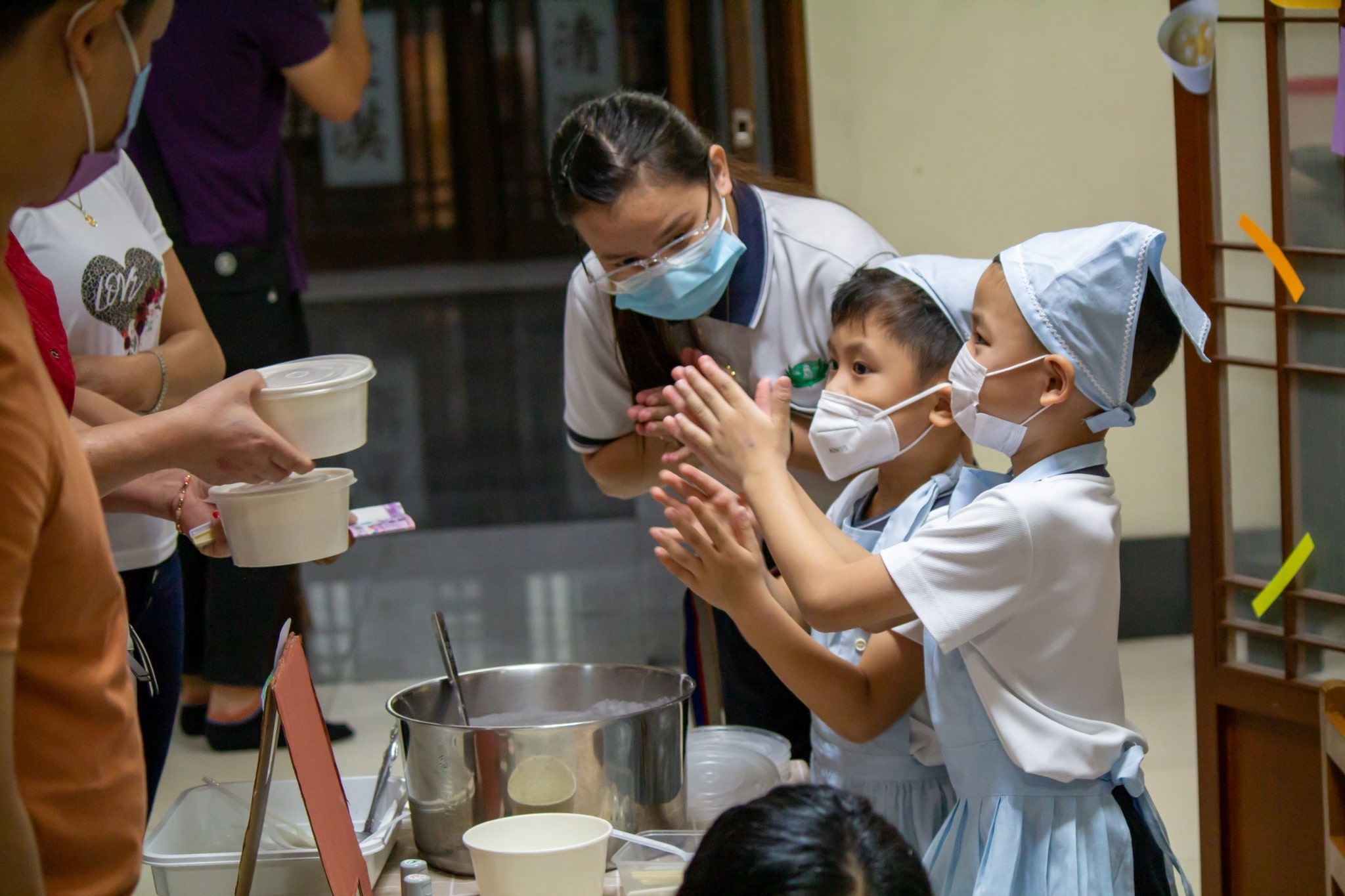 Students say thanks to buyers as they sell ginataang halo-halo.【Photo by Marella Saldonido】