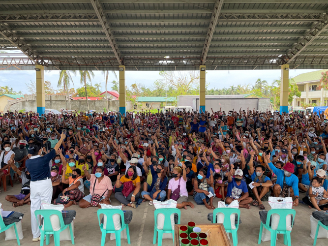 Tzu Chi Philippines Deputy CEO Woon Ng teaches ‘Thank you’ Mandarin sign language to beneficiaries in Ibona National High School, Dingalan, Aurora. 【Photo by Jeaneal Dando】