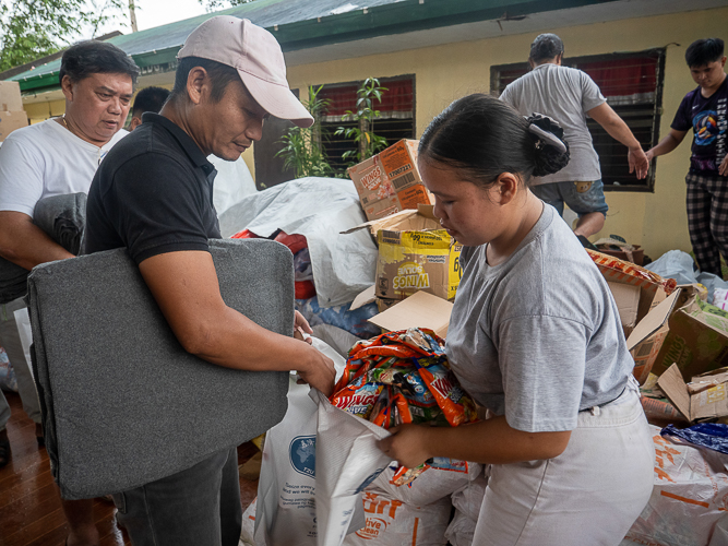 Gerry Hibon receives relief goods from Tzu Chi. “We really didn’t expect this. Thank you so much, Tzu Chi, for your compassionate gesture,” he says. 【Photo by Matt Serrano】