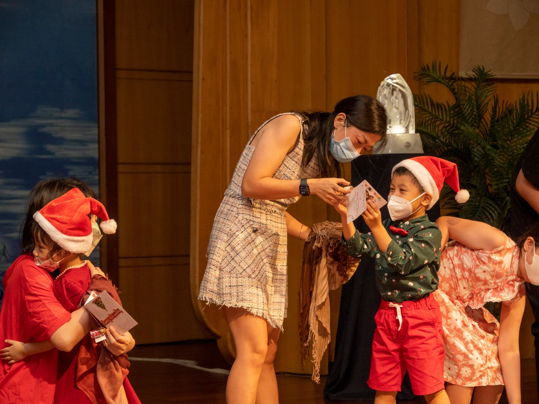 Covered with shawl, parents are identified by their children in a gift-giving game.【Photo by Harold Alzaga】