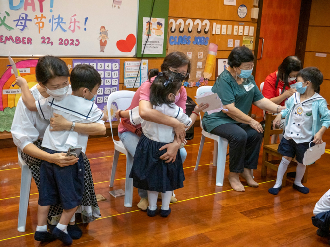 Students present their grandparents with customized greeting cards on Grandparents Day. 【Photo by Matt Serrano】