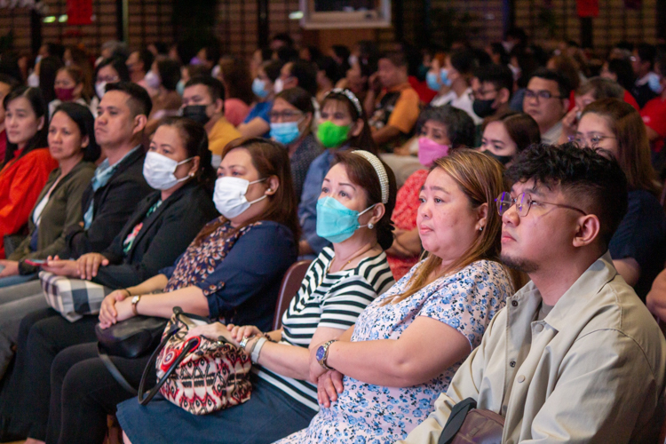 Guests are moved by a video presentation showcasing Tzu Chi Foundation’s humanitarian efforts and accomplishments in 2023. 【Photo by Marella Saldonido】