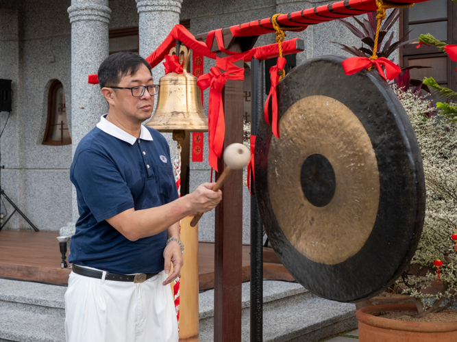 Volunteers strike the gong to welcome the Year of the Dragon. 【Photo by Matt Serrano】