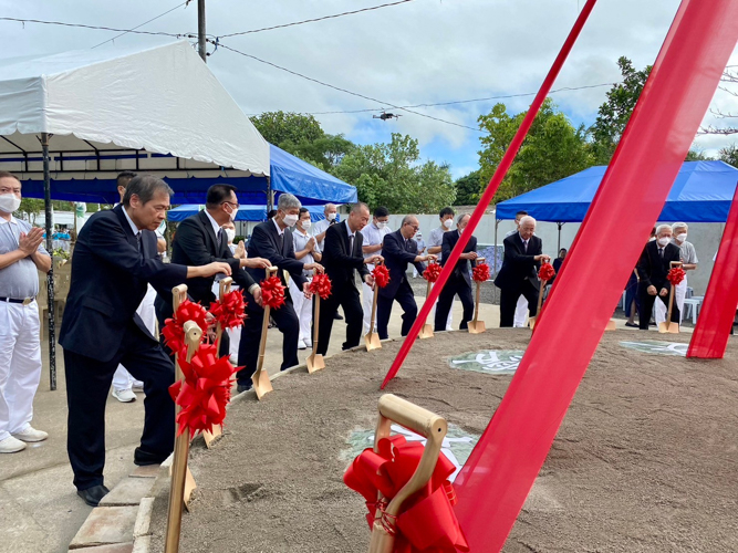 Volunteers lead the groundbreaking ceremony of the Tzu Chi Palo Great Love Village permanent housing project on February 24 in Brgy. San Jose, Palo, Leyte. 【Photo by Matt Serrano】