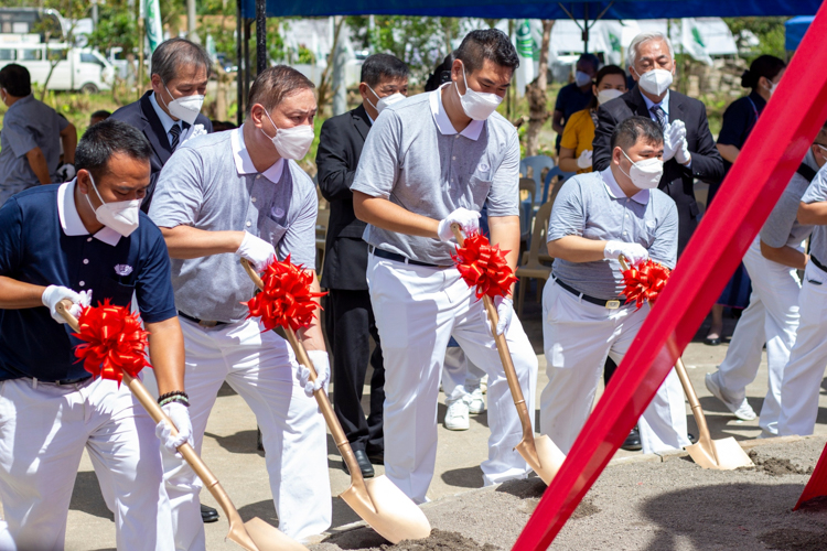 Volunteers lead the groundbreaking ceremony of the Tzu Chi Palo Great Love Village permanent housing project on February 24 in Brgy. San Jose, Palo, Leyte. 【Photo by Matt Serrano】