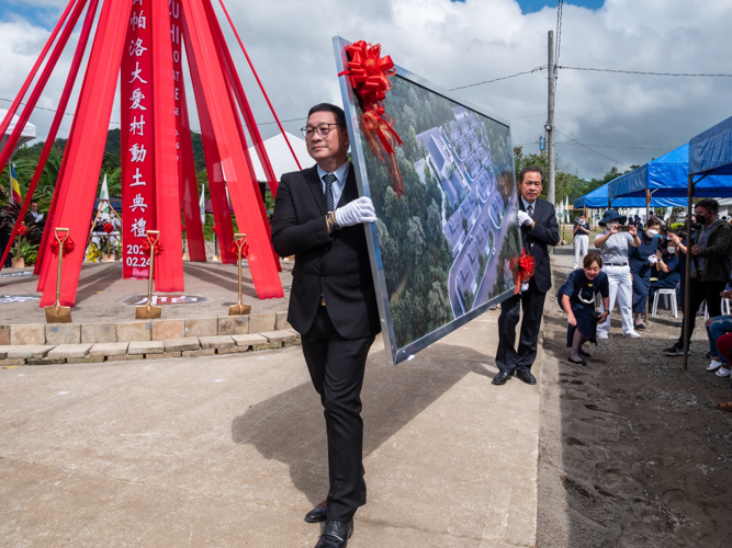 Tzu Chi Zamboanga Liaison Office Coordinator Dr. Anton Mari Lim and Tzu Chi Cebu volunteer Nelson Reyes circumambulate the groundbreaking site to show guests the village model. 【Photo by Daniel Lazar】