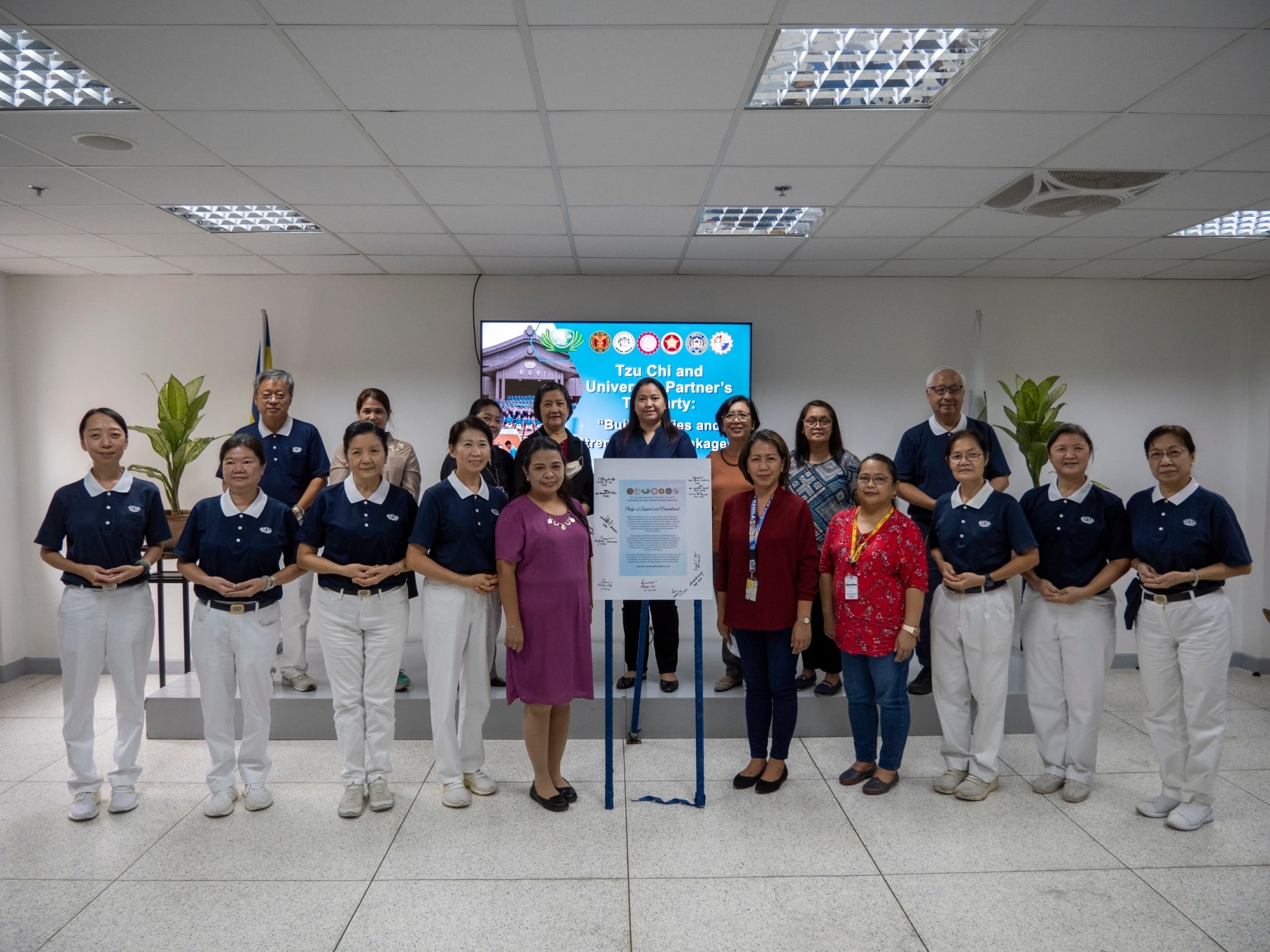 Tzu Chi volunteers and university partners pose for a group a photo.