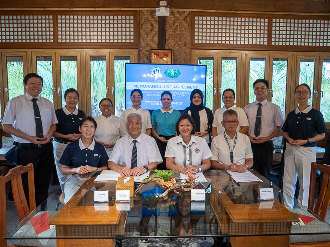 Universidad de Manila executives take a group photo with Tzu Chi executives and staff.