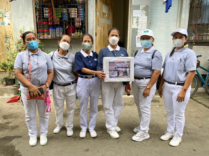 Tzu Chi volunteers carry a big donation box for their street fundraising. 【Photo by Matt Serrano】