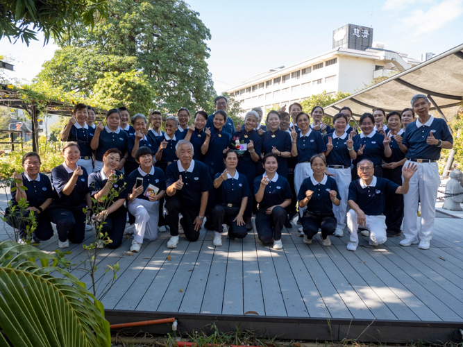 Volunteers pose for a group photo after the successful celebration. 【Photo by Matt Serrano】