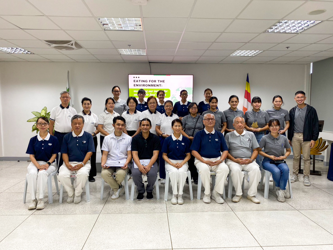 Humane Society International (HSI) Philippines join Tzu Chi Philippines volunteers and staff for a group photo after a talk on promoting plant-based diet. 【Photo by Matt Serrano】