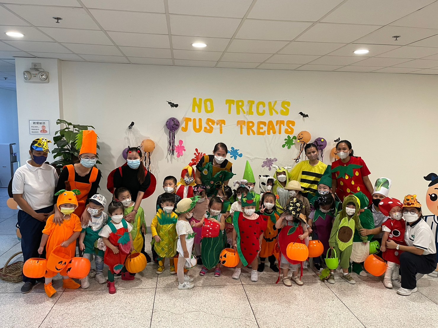 Preschool students pose for a photo with their teachers. 【Photo by Jeaneal Dando】