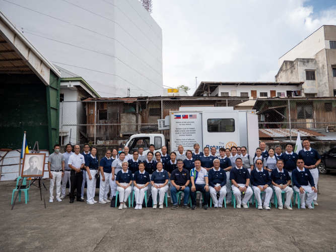 Manila and Zamboanga volunteers pose for a group photo after the turnover of mobile prosthesis manufacturing van donated by Rotary Club of Forbes Park and the Rotary Foundation. 【Photo by Harold Alzaga】